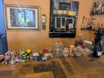 300～500年前の洋紙を敷き詰めたカウンター - LE PETIT PARISIEN LE PETIT PARISIEN（ル　プティ　パリジャン）の室内の写真