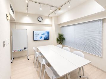 【新大阪駅東口30秒】控室にもなる和室付き会議室|テーブル6席+和室6帖・43型モニター・光回線Wi-Fi(SS新大阪1012) - 新大阪駅の東口10秒のレンタルスペース/会議室【SS新大阪】