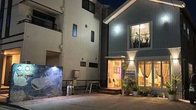 駐車場は３ｰ４台駐車可能 - BIG BLUEクラブハウス BIG BLUE クラブハウスの外観の写真