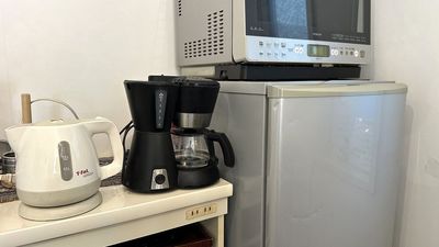 大和市 鶴間のレンタルスペースにはIHコンロや電子レンジ、冷蔵庫など充実したキッチン設備があります。調理器具や食器も揃っているため手ぶらで利用可能です。 - BIG BLUEクラブハウス BIG BLUE クラブハウスの室内の写真