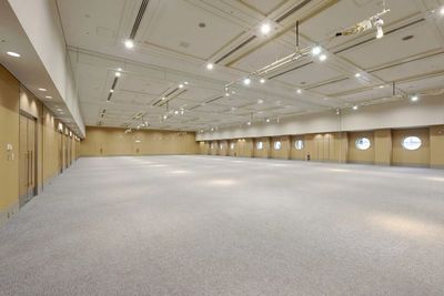 本町駅・堺筋本町駅から徒歩5分 ホールAは面積858㎡天井高5mを誇るサンライズビル最大のスペース - サンライズビル大阪
