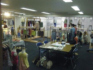 展示会の様子 - SMG/ 四ツ橋・近商ビル 【アイドル特典会プラン】SMG貸し会議室近商ビル7階A室の室内の写真