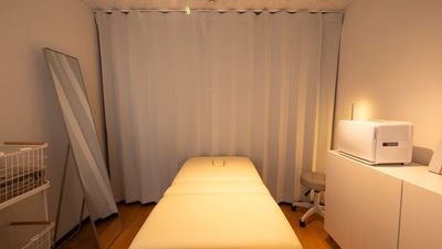 施術時、お客様のお着換え時にカーテンで完全に仕切れます。 - レンタルサロンMINT　森ノ宮 大阪環状線　森ノ宮駅　レンタルサロンMINT　森ノ宮✨の室内の写真