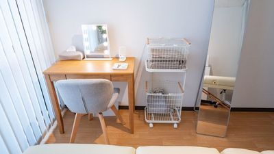 ドレッサー机とお客様用の２段ワゴン（お着換え用）と全身鏡 - レンタルサロンMINT　森ノ宮 大阪環状線　森ノ宮駅　レンタルサロンMINT　森ノ宮✨の室内の写真