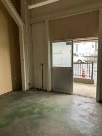 出入口は道路に面しています - ビジネスクリエーターズ小田原 短期レンタル倉庫　の室内の写真