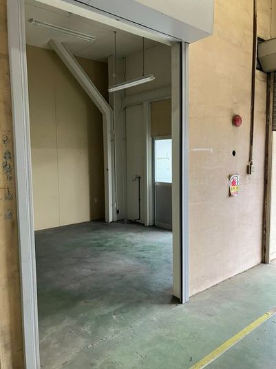シャッターを開ければ大型荷物も入れることが出来ます - ビジネスクリエーターズ小田原 短期レンタル倉庫　の室内の写真