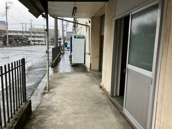 出入口は道路に面しています。 - ビジネスクリエーターズ小田原 短期レンタル倉庫　の室内の写真