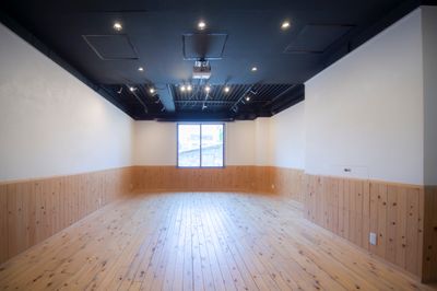 教室のような温かい雰囲気の空間です。漆喰壁も人気。 - FACTOギャラリー 貸会議室/撮影/セミナー/展示会/映画鑑賞の室内の写真