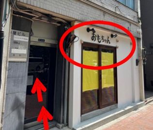 「おもちゃん」の左の階段で2階へどうぞ - 自然光 撮影スタジオDOLLYニュー飯田橋1号店 撮影スタジオDOLLY飯田橋1号店（個人利用）の外観の写真