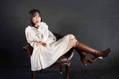 黒背景×クラシックチェア｜ゴシック・ダーク系やクールな作品撮りに。 - 自然光 撮影スタジオDOLLYニュー飯田橋1号店 撮影スタジオDOLLY飯田橋1号店（個人利用）の室内の写真