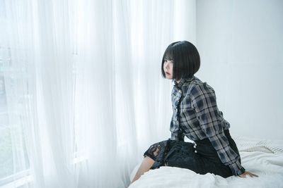 自然光×白背景｜やわらかな光を活かした透明感のあるキャラクター撮影に。
※ベッドは撮影備品としての利用のみ可能です - 自然光 撮影スタジオDOLLYニュー飯田橋1号店 撮影スタジオDOLLY飯田橋1号店（個人利用）の室内の写真