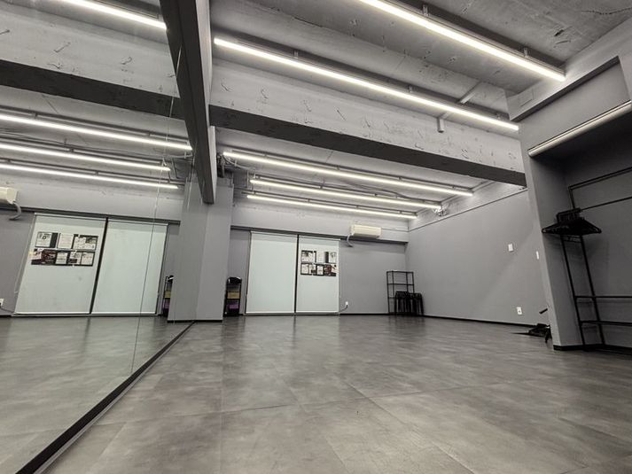 neon dance studio  ダンス用レンタルスタジオ の室内の写真