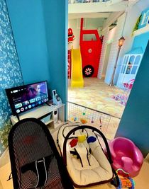 リビングからキッズスペースが見えます♪ - 子連れホテル Kids Garden〔泊まれるこどもの国〕 キッズスペース&食べ飲み放題付き★子連れママ会スペースの室内の写真
