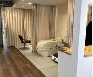 奥の席は施術台と差し替えられます - beauty spot beautyの室内の写真