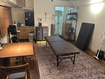 奥からの全体風景 - のんびりサロン 五反田店の室内の写真