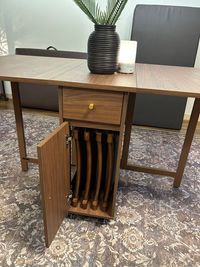折りたたみテーブルには折りたたみイスが最大4脚収納されています。 - のんびりサロン 五反田店の設備の写真