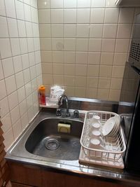 キッチンにはカップとソーサーが4組みあります
※使用後は中性洗剤を付けたスポンジで洗って、水切りに戻してください - のんびりサロン 五反田店の設備の写真