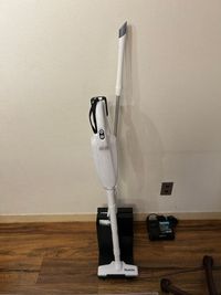 クリーンツールオーガナイザーにはマキタの掃除機、クイックルワイパー、コロコロ、交換用消耗品が収納されています
※掃除機の電池の充電器が脇にあります - のんびりサロン 五反田店の設備の写真