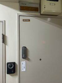 エレベーターを上がった部屋の扉にも銀のナンバーキーがあります - のんびりサロン 五反田店のその他の写真