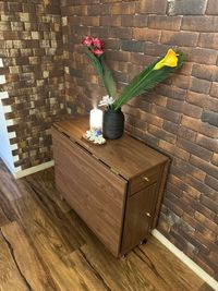 折りたたみテーブルは畳んで広々と使うことも出来ます。 - のんびりサロン 五反田店の設備の写真