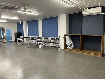 椅子３０脚、広々スペース - IN AND OUT 小倉スタジオ studio IN AND OUT  【多目的スペース】の室内の写真