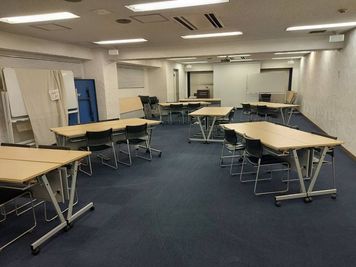 島型レイアウトの様子 - SMG/四ツ橋・サンワールドビル 【アイドル特典会プラン】SMG貸し会議室サンワールドビル1号室の室内の写真