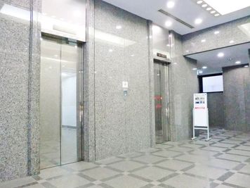 エレベーター2基 - SMG/四ツ橋・サンワールドビル 【アイドル特典会プラン】SMG貸し会議室サンワールドビル1号室の入口の写真