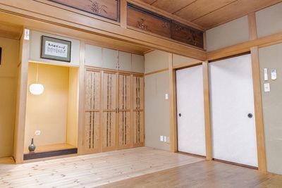 襖で仕切られた和室。床は無垢の板張りなので、三脚や撮影機材も置きやすい空間です。 - 千代田ヴィレッジ 板の間の和室2間＋中庭｜和装コスプレ・古民家風撮影の貸切スタジオの室内の写真