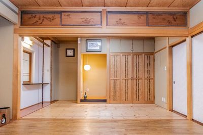 床の間と欄間。和装やコスプレの撮影に使える和の造作が、そのまま残っています。 - 千代田ヴィレッジ 板の間の和室2間＋中庭｜和装コスプレ・古民家風撮影の貸切スタジオの室内の写真