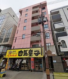 ラーメン屋さんの右側にマンションの入口があります。レンタルスペースSAKURA大阪京橋 - レンタルスペースSAKURA大阪京橋 レンタルスペースSAKURA 大阪京橋の室内の写真