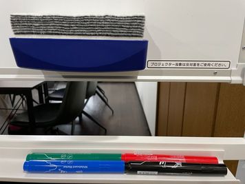 ホワイトボードとプロジェクター投影面の両面利用 - レンタルスペースSAKURA大阪京橋 レンタルスペースSAKURA 大阪京橋の室内の写真
