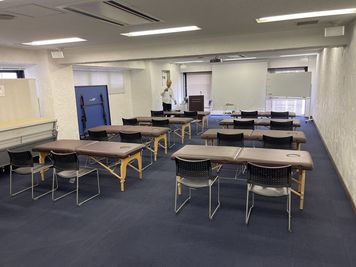 「Ｄ.Ｃ.飯田の未来整体」というイベントでのご利用事例
ベッド8台を並べての実地レッスンかな。 - SMG/四ツ橋・サンワールドビル 【アイドル特典会プラン】SMG貸し会議室サンワールドビル1号室の室内の写真