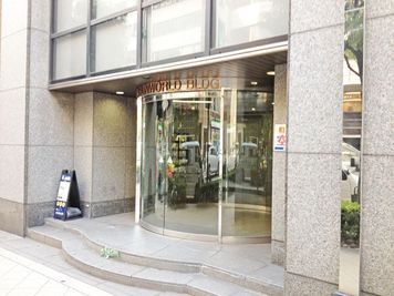 正面入口は四ツ橋筋に面しています。 - SMG/四ツ橋・サンワールドビル 【アイドル特典会プラン】SMG貸し会議室サンワールドビル1号室の外観の写真