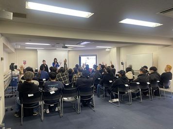 「きみとバンド新メンバーをお披露目」の様子
王道のガールズロックが特徴の愛媛県発ガールズバンド。武道館単独ライブを目指して奮闘中！ - SMG/四ツ橋・サンワールドビル 【アイドル特典会プラン】SMG貸し会議室サンワールドビル1号室の室内の写真