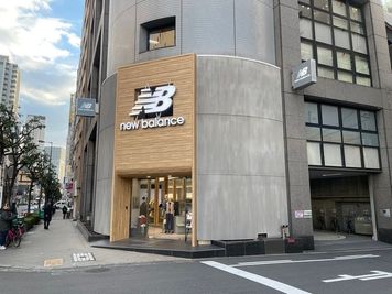 1階にシューズショップ「ニューバランス」があり、とても分かり易いビルです。 - SMG/四ツ橋・サンワールドビル 【アイドル特典会プラン】SMG貸し会議室サンワールドビル1号室の外観の写真