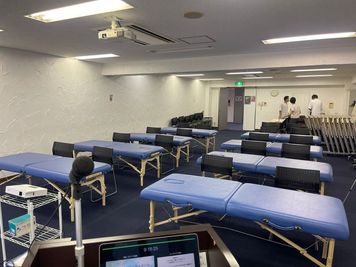 「Ｄ.Ｃ.飯田の未来整体」というイベントでのご利用事例２
ベッド8台を並べての実地レッスン。
ベッドが新調グレードアップされていた！ - SMG/四ツ橋・サンワールドビル 【アイドル特典会プラン】SMG貸し会議室サンワールドビル1号室のその他の写真