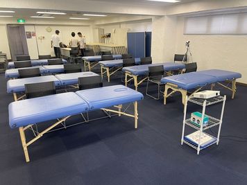 「Ｄ.Ｃ.飯田の未来整体」というイベントでのご利用事例２
ベッド8台を並べての実地レッスン。
ベッドが新調グレードアップされていた！ - SMG/四ツ橋・サンワールドビル 【アイドル特典会プラン】SMG貸し会議室サンワールドビル1号室のその他の写真