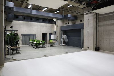 &BEAT 大阪・本町の撮影レンタルスタジオ 天井高5m超・白ホリゾント完備のレンタル撮影スタジオの室内の写真