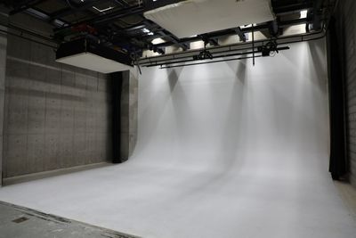 &BEAT 大阪・本町の撮影レンタルスタジオ 天井高5m超・白ホリゾント完備のレンタル撮影スタジオの室内の写真