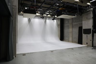 &BEAT 大阪・本町の撮影レンタルスタジオ 天井高5m超・白ホリゾント完備のレンタル撮影スタジオの室内の写真
