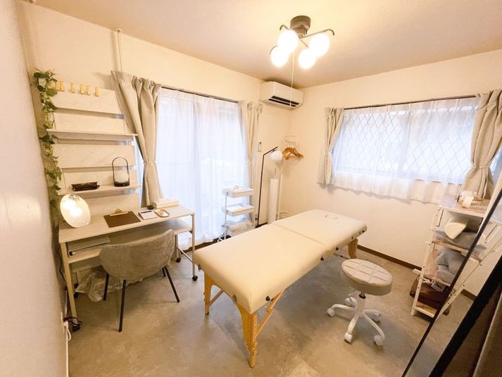 施術部屋。白を基調としたコンパクトな作りで、なんでもすぐ届くレイアウトです。 - レンタルサロンBIANCA大井町店の室内の写真