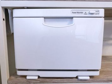 タオルウォーマー。使用後は電源をオフにしてください。 - レンタルサロンBIANCA大井町店の設備の写真