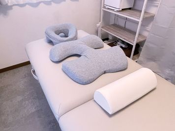 各種枕。サロン内の棚にあります。 - レンタルサロンBIANCA大井町店の設備の写真