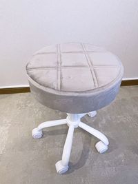 キャスター付きスツール　昇降可 - レンタルサロンBIANCA大井町店の設備の写真
