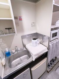 キッチン。電気ポット、電子レンジ、冷蔵庫を完備してます。 - レンタルサロンBIANCA大井町店の設備の写真