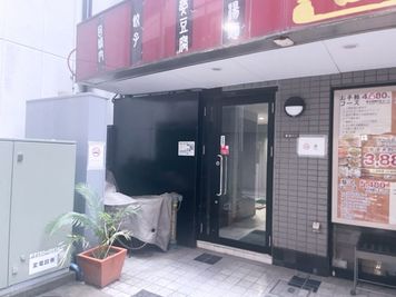 中華料理店の横が入り口です。エレベーターで７階までお上がりください。 - レンタルサロンBIANCA大井町店の入口の写真