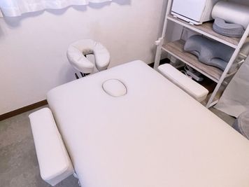 ヘッド、アームレストはサロン内の棚にあります。 - レンタルサロンBIANCA大井町店の設備の写真