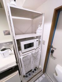 電子レンジ下のスペースにお持ち込みの荷物を置けます（目隠しカーテン有り）。 - レンタルサロンBIANCA大井町店の設備の写真