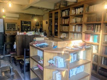 フランスの古書店をベースに造作した、オープンな書斎 - LE PETIT PARISIEN