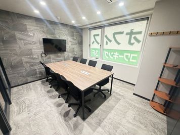 いいオフィス八王子 8名会議室（Room C）の室内の写真
